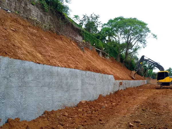 Muro de Arrimo para contenção de barranco construído em Joinville - SC