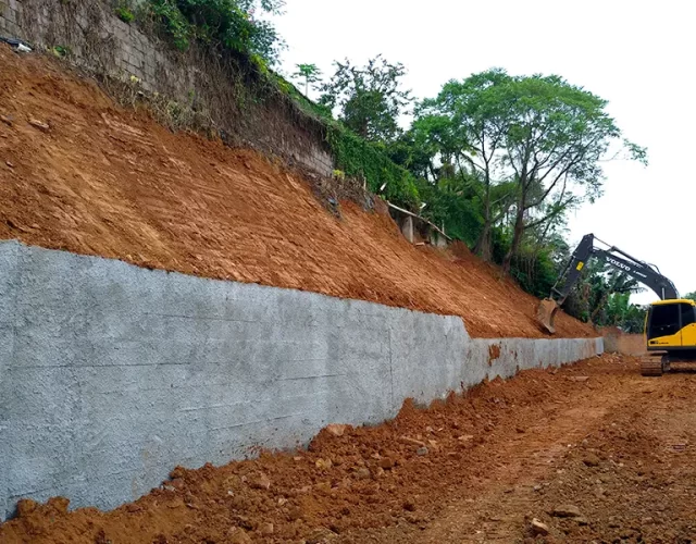Muro de Arrimo para contenção de barranco construído em Joinville - SC