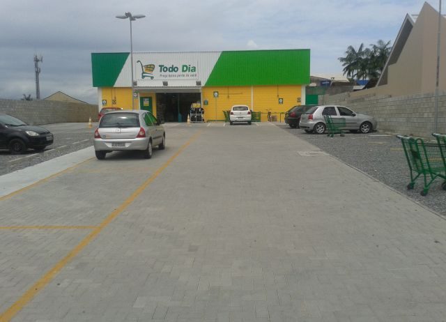 Foto de um estacionamento de supermercado, com foco na pavimentação com pré-moldados